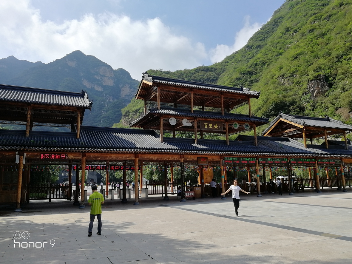 野三坡溶洞漂流百里峽團(tuán)建拓展活動
